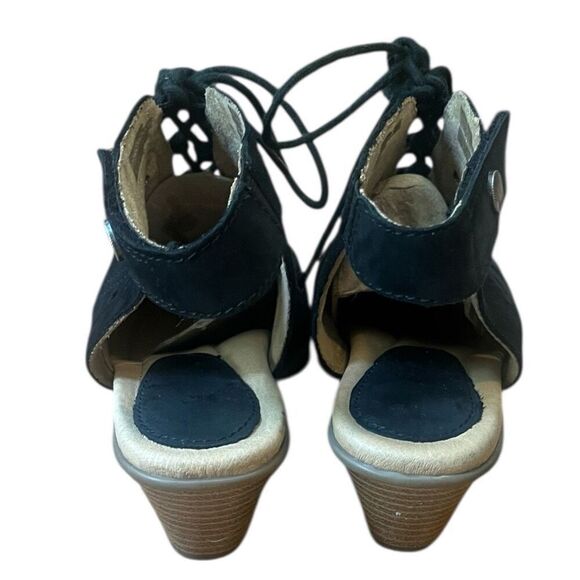 Earth Woman’s Black Kristen Wide  Round Toe Laser Cut Tie Front Sandals Sz 6.5 D - Picture 2 of 8